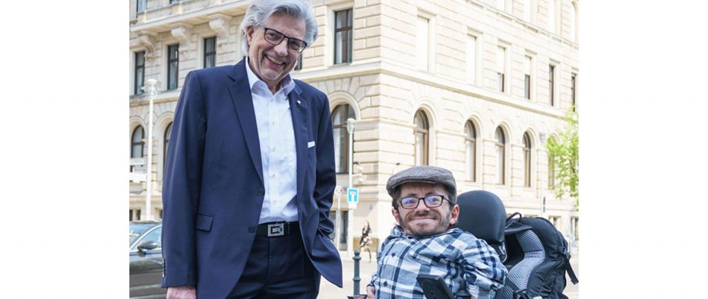 Raul Krauthausen, Gründer der Sozialhelden und selbst Rollstuhlfahrer. (Im Bild zu sehen mit ZV Präsident Harald Esser)
