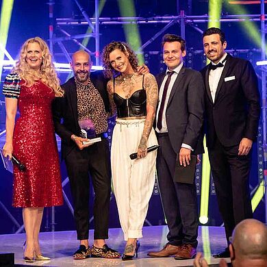 Barbara Schöneberger, Gewinner Andrea Messina und Model, Tobias Hinteregger und Stuart Hamid (v. l. n. r.) bei den Cutting Edge Awards 2019